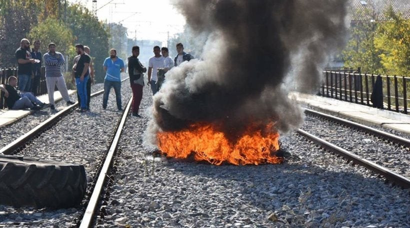 Λάρισα: Φωτιές και επεισόδια στις γραμμές του ΟΣΕ όπου σκοτώθηκε ο 12χρονος Ρομά